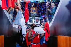 爱游戏体育-重要助攻首场状态出色，切尔西观众沸腾！，哈登重返赛场赛场气氛高涨(孙杨重返赛场专访视频全集)